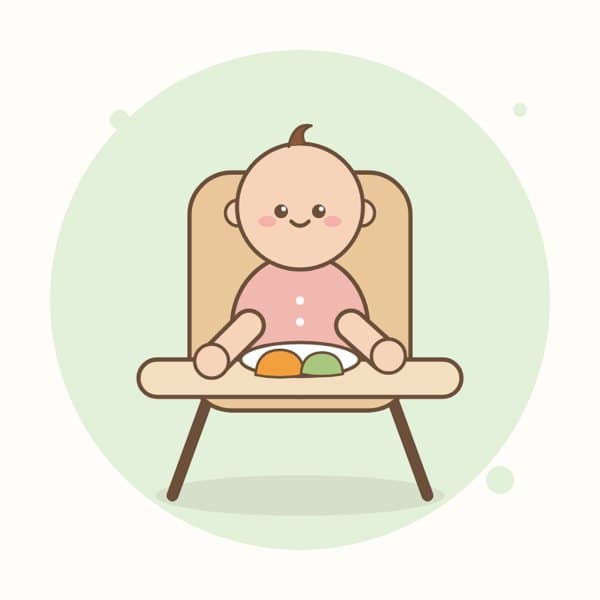 Bebê sorrindo no cadeirão com um pratinho de comida